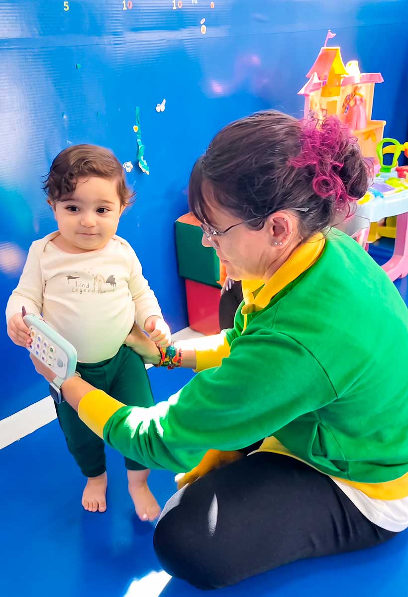 Criança em atendimento de fisioterapia
